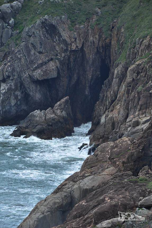 Vista do costão de pedras na trilha da Lagoinha, na costa sul de Florianópolis, em Santa Catarina